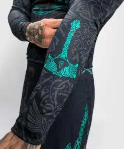 Venum Assassin´s Creed Reloaded LS Rashguard, Black 16 Venum Assassin´s Creed Reloaded LS Rashguard, Black -Training gear shop 0173f050f6b23fd583bfd86ac7d354e744198048 RASH LS ASSASSINSCREED BLACK 09