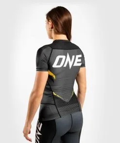 Venum ONE FC Impact Rashguard Short Sleeves Women - Grey-Black 12 Venum ONE FC Impact Rashguard Short Sleeves Women - Grey-Black -Training gear shop 32832d37aef541bfbca2abd2b030acf333b04c98 RASH SS ONEFC BLACK YELLOW 05