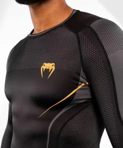 Venum Athletics Rashguard Long Sleeves - Black-Gold 14 Venum Athletics Rashguard Long Sleeves - Black-Gold -Training gear shop 40f961775a1b1f60b7650cda99b21b81c179a26a RASH LS ATHLETICS BLACK GOLD 06