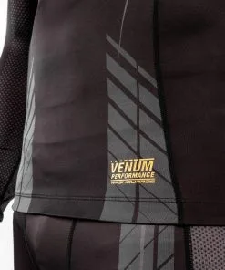 Venum Athletics Rashguard Long Sleeves - Black-Gold 15 Venum Athletics Rashguard Long Sleeves - Black-Gold -Training gear shop 5024f570497779df6e831378837b10cffd5a7433 RASH LS ATHLETICS BLACK GOLD 07