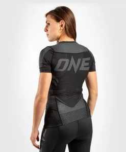 Venum ONE FC Impact Rashguard Short Sleeves Women - Black-Black -Training gear shop 7e3c01e95d3bbaa8a7774d7855dfa03335d54234 RASH SS ONEFC BLACK BLACK 03