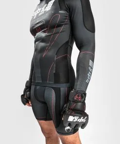 Venum Okinawa 3.0 Rashguard - Longsleeves Black/Red -Training gear shop 7f2503421bf695efbdbc80a295b568d544560b8a 5U0A9607