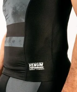 Venum Sky 247 Rashguard - Short Sleeve -Training gear shop 8fe3b3c688278baaf34e0a711b6f8632747fd151 RASH SS SKY247 BLACK GREY SD 06