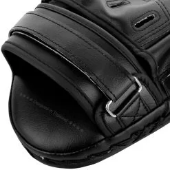 Venum Focus Mitts Skintex Leather -Training gear shop Venum20Light20Focus20Mitts20musta20Black20closure