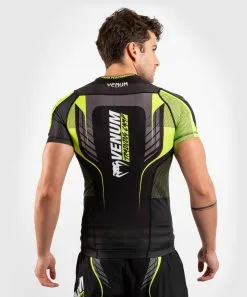 Venum Training Camp 3.0 Rashguard Short Sleeves 11 Venum Training Camp 3.0 Rashguard Short Sleeves -Training gear shop bc01d740504d0b1160418d3b7fb15bc2f7def2a6 RASH SS VTC3.0 BLACK NEOYELLOW 05