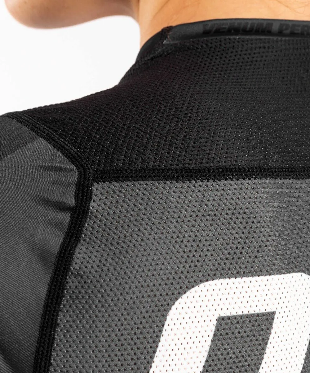 Venum ONE FC Impact Rashguard Short Sleeves Women - Grey-Black 9 Venum ONE FC Impact Rashguard Short Sleeves Women - Grey-Black - Image 7