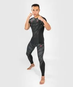 Venum Phantom Rashguard - Shortsleeves Black/Red -Training gear shop dd3e3de9a9e32bfffc4146c0b7bf0e30ad3b2478 RASH SS PHANTOM 05
