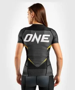 Venum ONE FC Impact Rashguard Short Sleeves Women - Grey-Black 13 Venum ONE FC Impact Rashguard Short Sleeves Women - Grey-Black -Training gear shop e0023c94a529fb113e77cd7854a1ec96bf90cb16 RASH SS ONEFC BLACK YELLOW 07