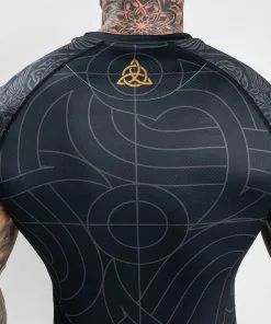 Venum Assassin´s Creed Reloaded SS Rashguard, Black -Training gear shop f8c655f377f18342d86e63288d694cca739c8b4a RASH SS ASSASSINSCREED BLACK 18