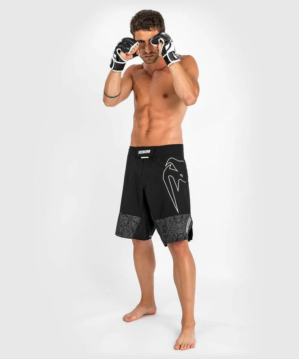 Venum Light 4.0 Fightshorts - Black/White 7 Venum Light 4.0 Fightshorts - Black/White - Image 5