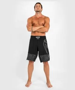 Venum Light 4.0 Fightshorts - Black/White 15 Venum Light 4.0 Fightshorts - Black/White -Training gear shop fs light4.0 black white 07