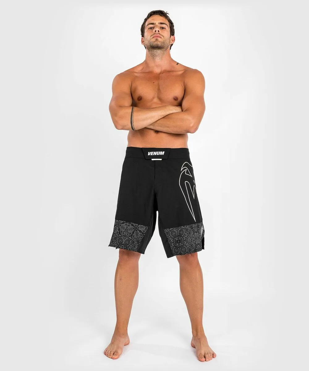 Venum Light 4.0 Fightshorts - Black/White 8 Venum Light 4.0 Fightshorts - Black/White - Image 6