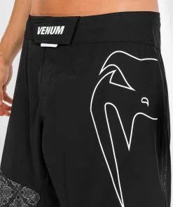 Venum Light 4.0 Fightshorts - Black/White 16 Venum Light 4.0 Fightshorts - Black/White -Training gear shop fs light4.0 black white 08